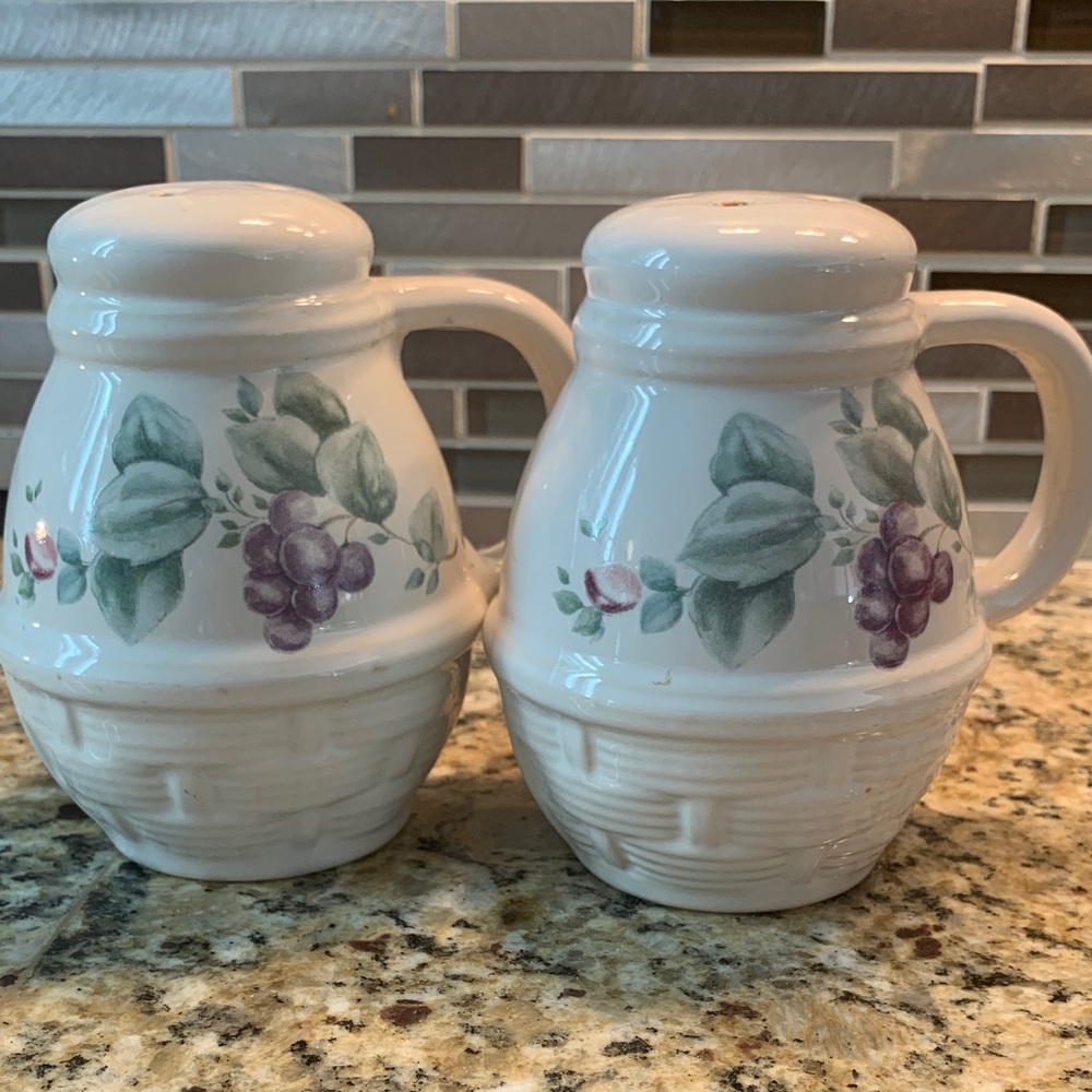 Pfaltzgraff vintage grapevine salt and pepper shakers